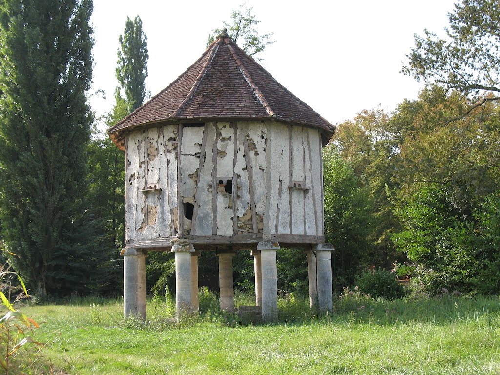 Pigeonnier du château de Lieu Dieu - Boulazac - Dordogne by Max d'Arrieutort