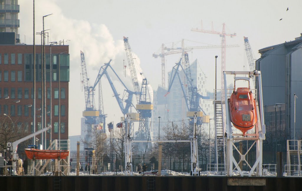 Am Fischereihafen in Altona, im Hintergrund eine Fata Morgana? by vp_hmbg-PRO PANORAMIO