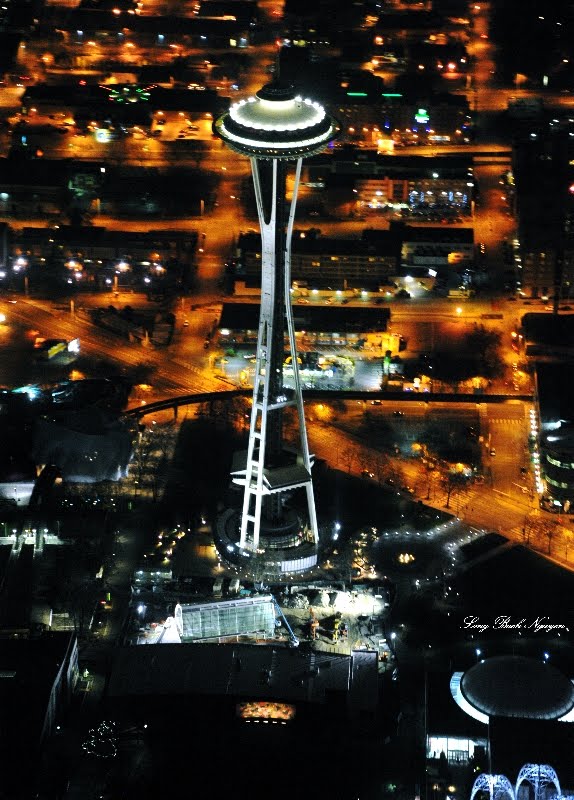 Space Needle at Night by longbachnguyen