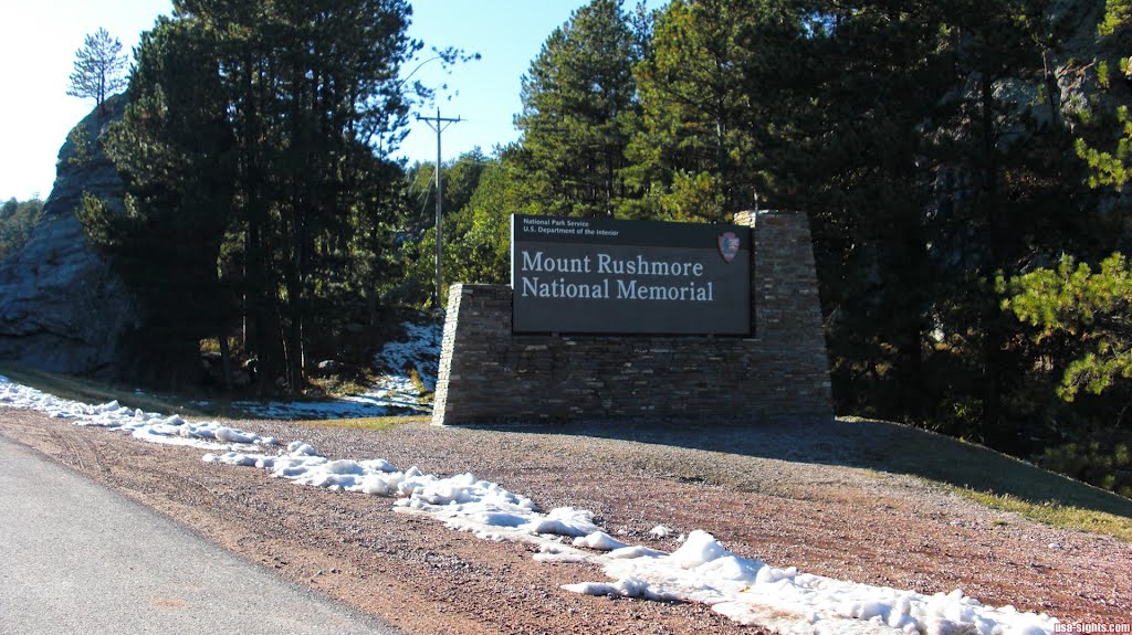 Mount Rushmore National Memorial by usa-sights.com