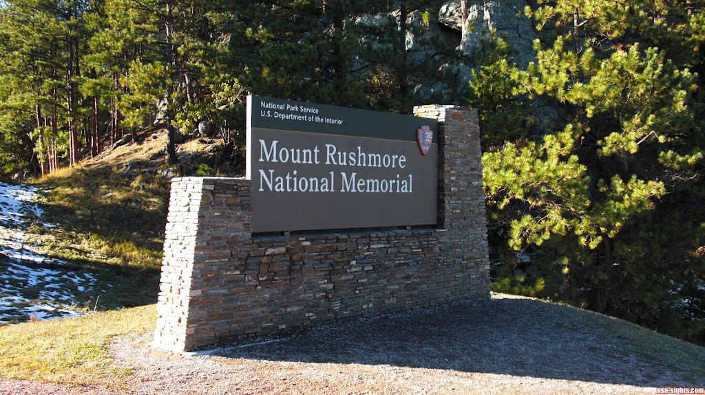 Mount Rushmore National Memorial by usa-sights.com