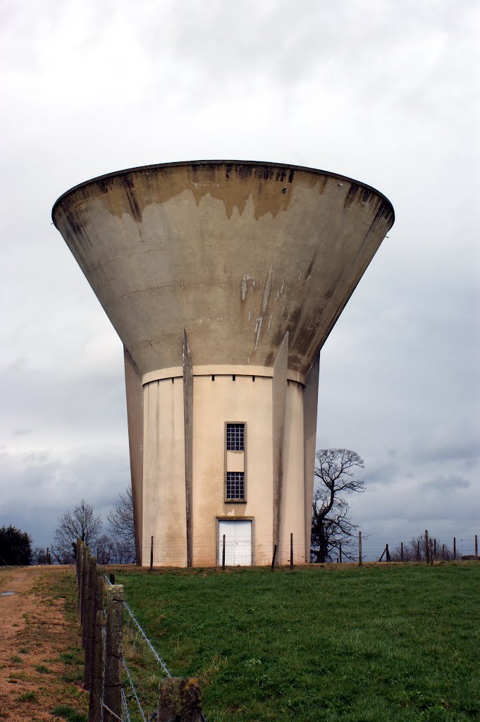 Château d'eau à Beaune-D'Allier by philetisa