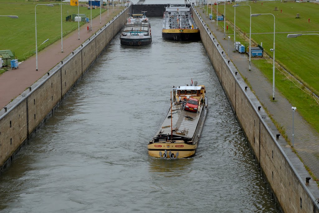 Ms Cornelia schutten naar het Volkerak by © arij m van waart