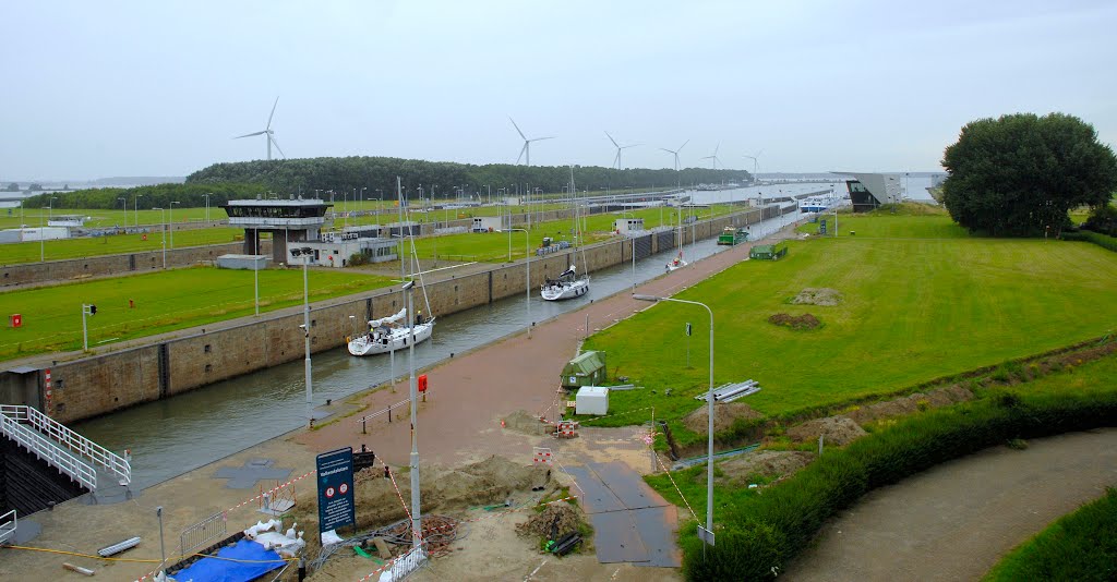 Watersport in de Volkerksluis voor beroepsvaart. by © arij m van waart