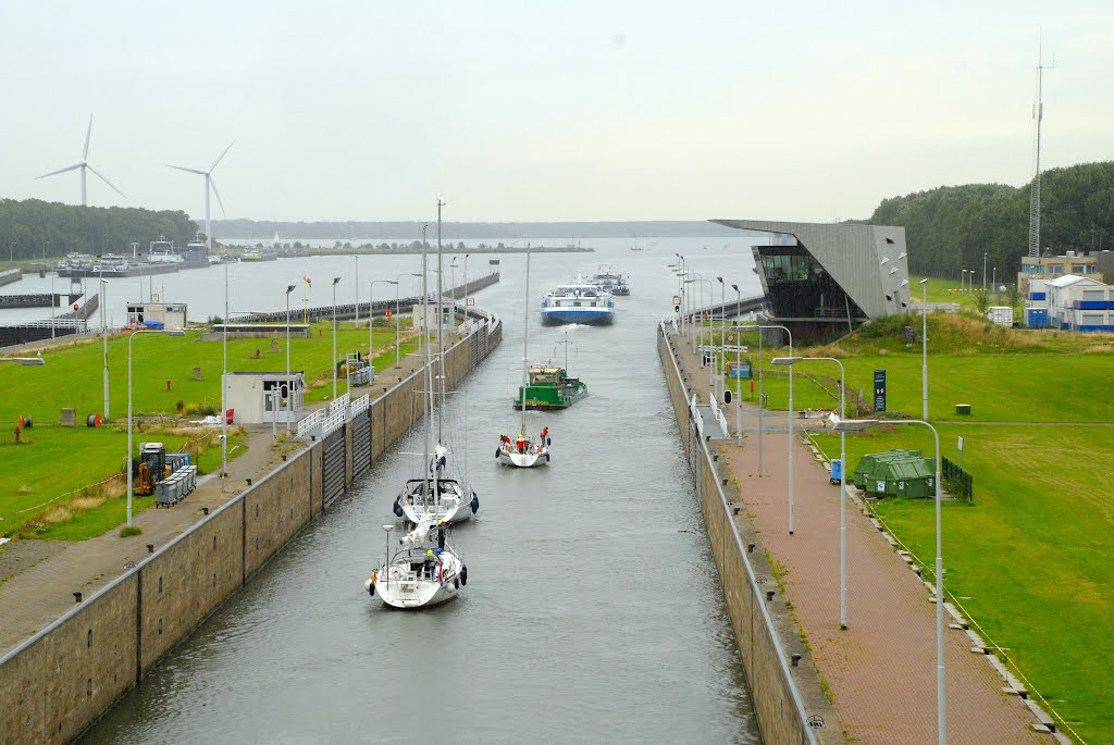 Watersport en beroepsvaart geschut van Volkerak naar Hollandsdiep. by © arij m van waart