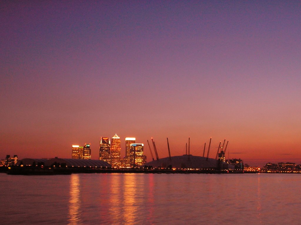 [Sunset over the Canary Wharf and The Millenium Dome by jamesadv