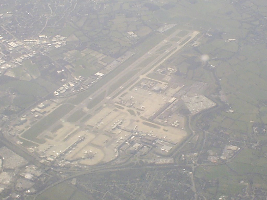 Gatwick from the air by itnomert