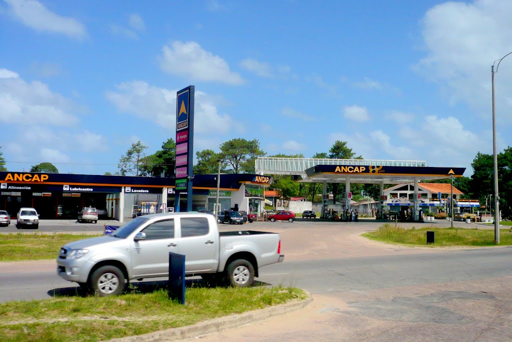 Ancap Vista del lado Sur de La Ciudad de la Costa desde Avenida Giannattasio by servicioti