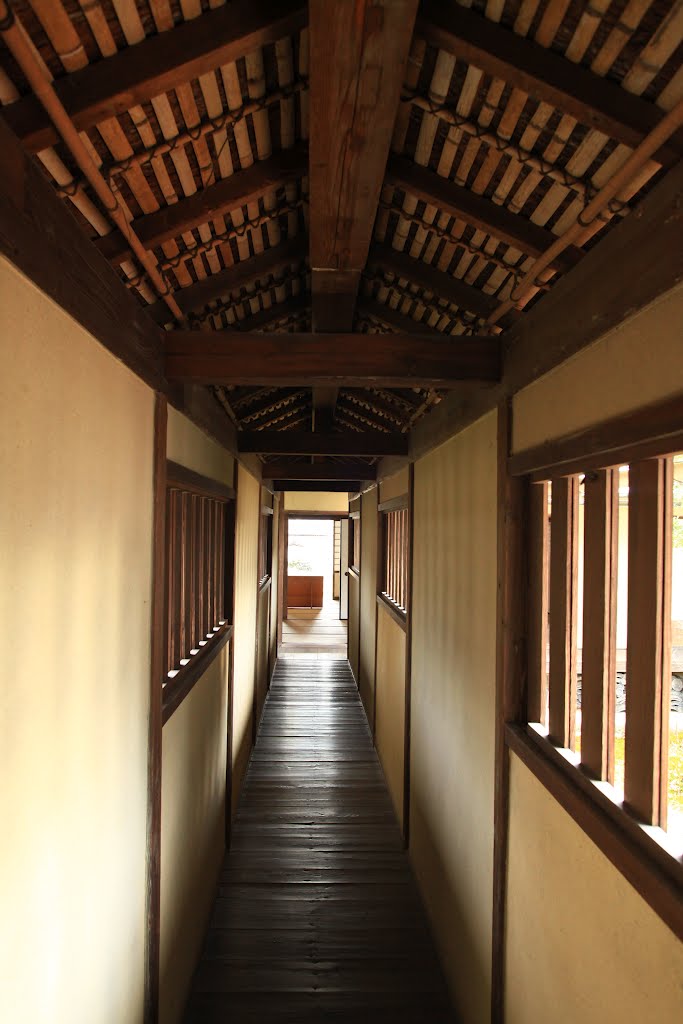 A roofed passage connecting buildings by Yuichi Azuma