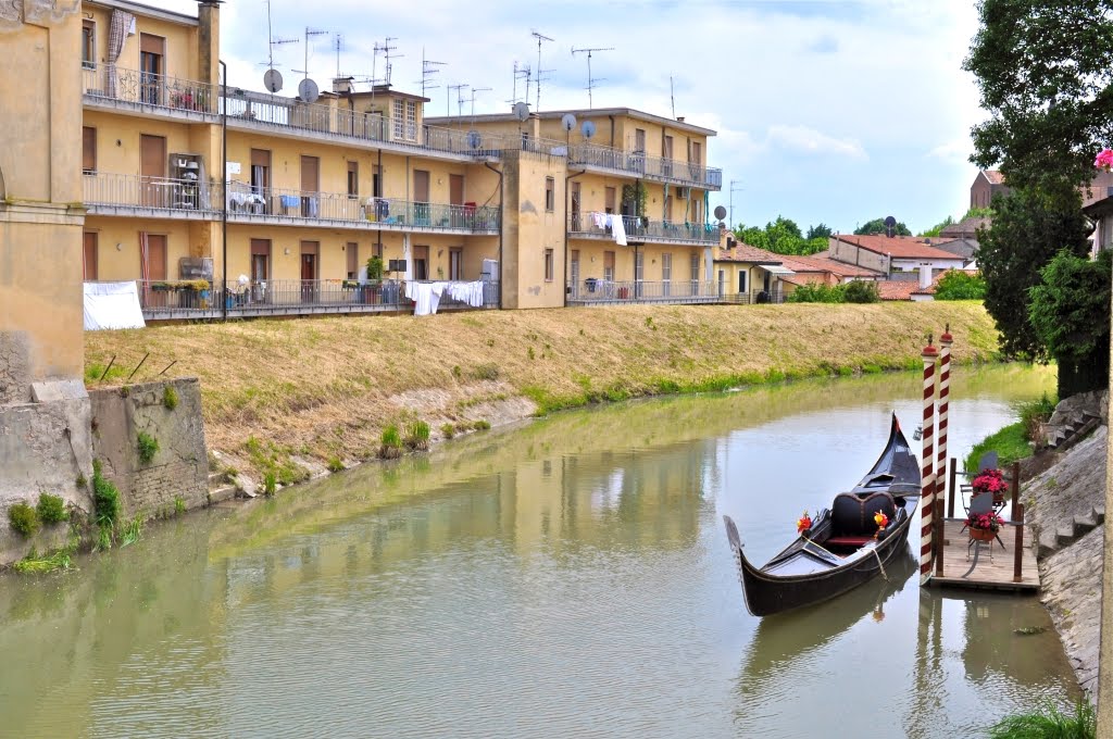 Monselice - Gondola e palazzi con antenne e parabole by FondiMassimo