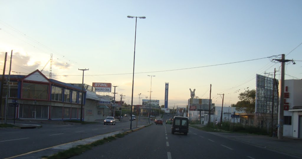 Avenida Colon hacia Hiper by lalupipi