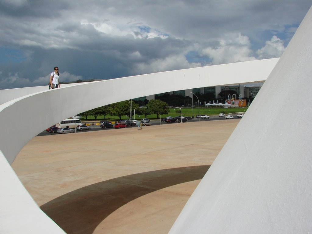 Rampa externa do Museo Nacional de Brasília by Isa Lanziani