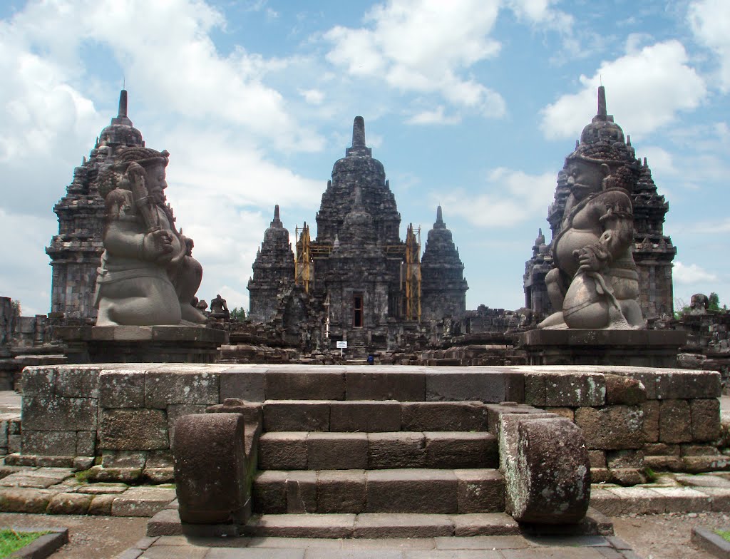 Entrance to Buddhist temple Sewu by IPAAT