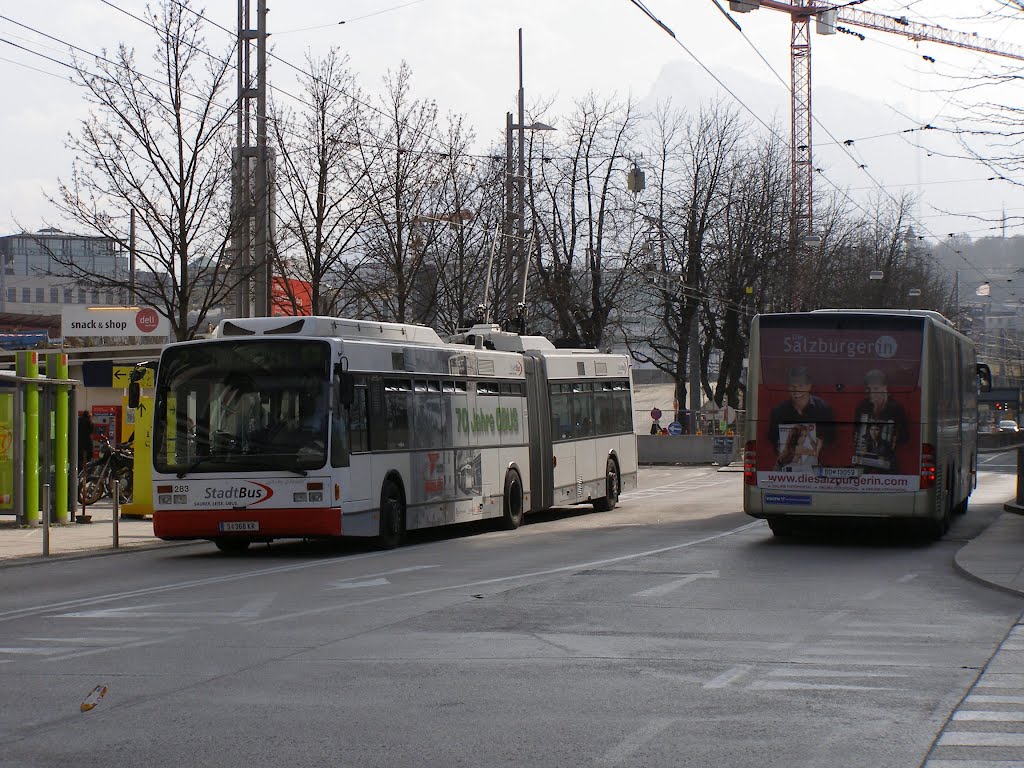 Obus Van Hool und Bus Mercedes am Bahnhof Salzburg by Honza187