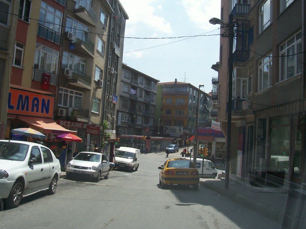 Üsküdar Lisesinin sokagından karşı sokak ve Fıstılağacı Işıklar by ErhanOZTUNC