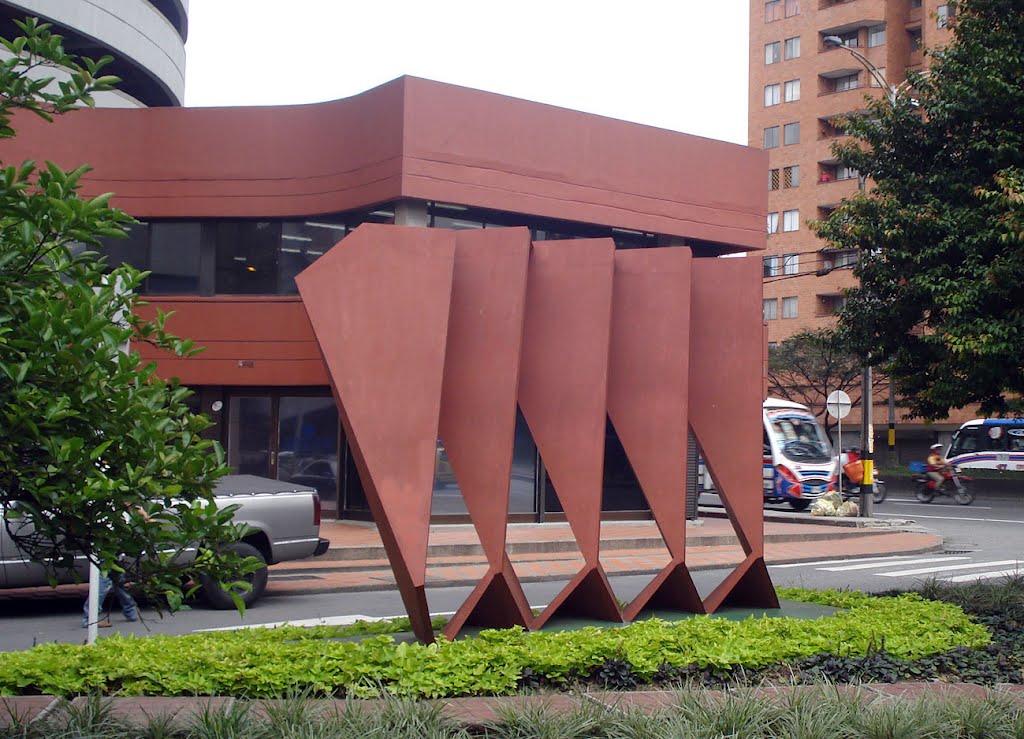 Escultura de los años 80s ubicada en el sector de Suramericanan by alejandrino tobon