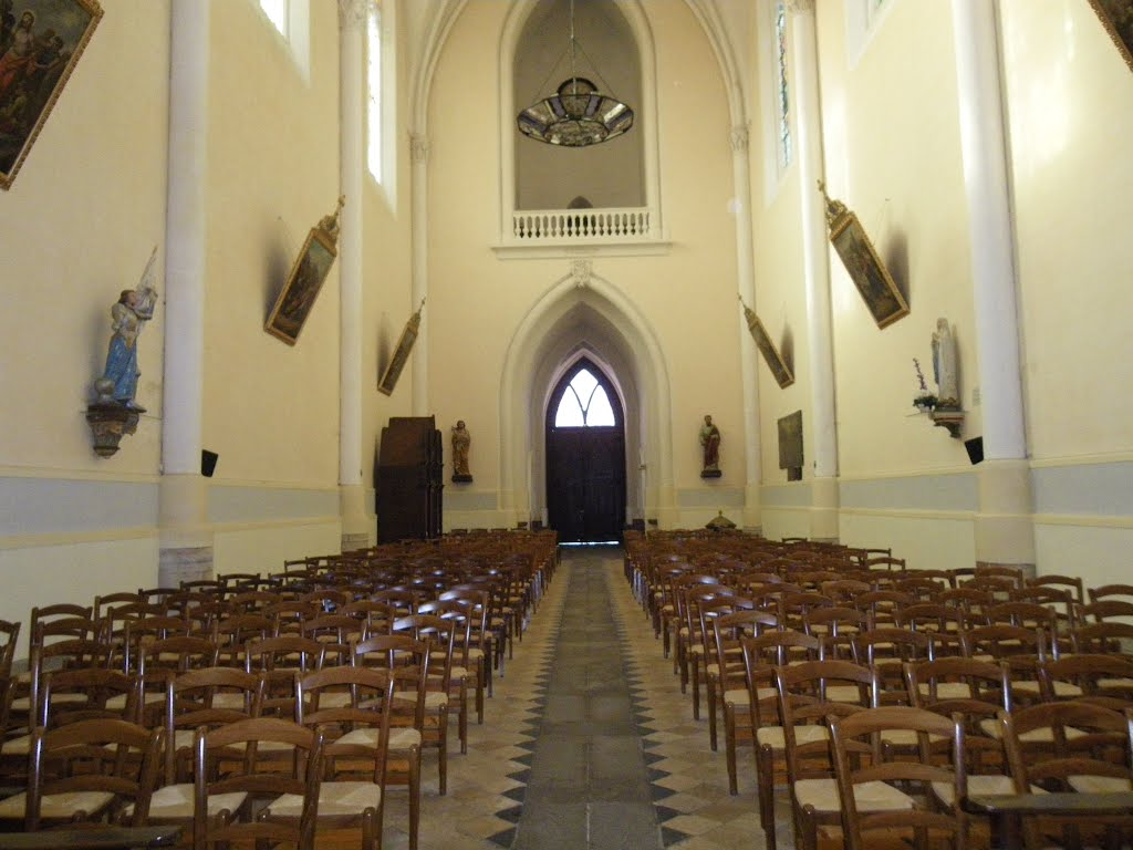 L'interieur de l'eglise de bourg des comptes by chisloup