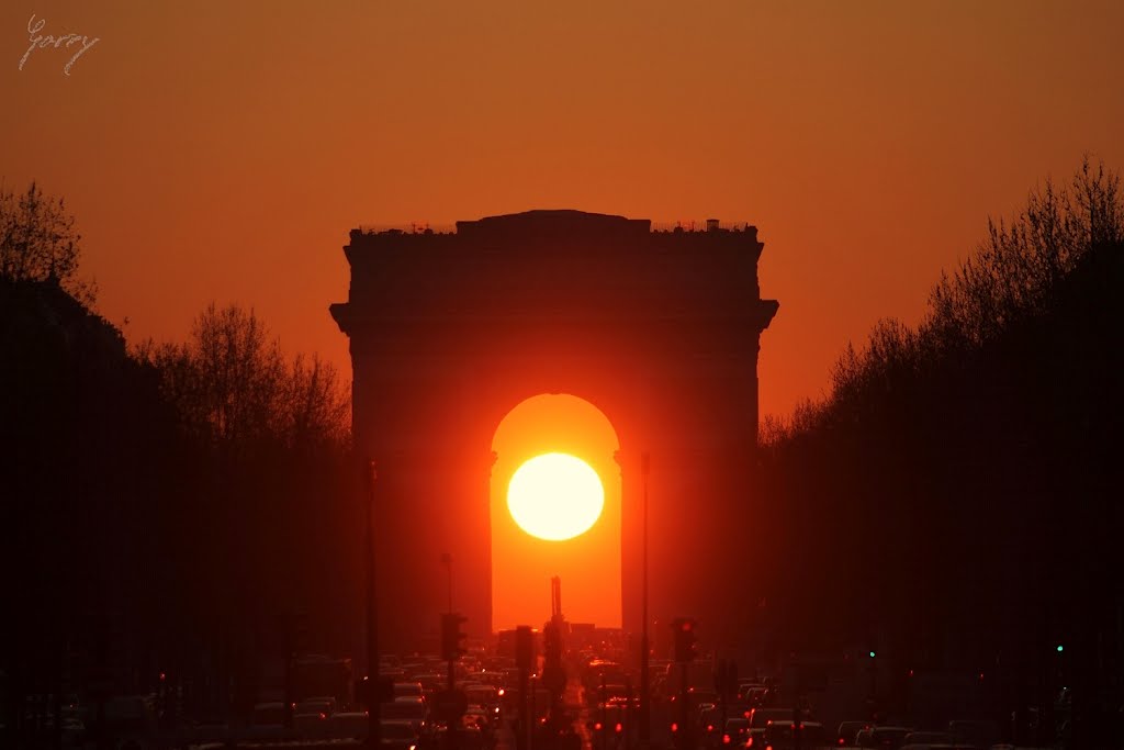 Lever de Soleil dans l'Arc de Triomphe by Garry Wasikowski