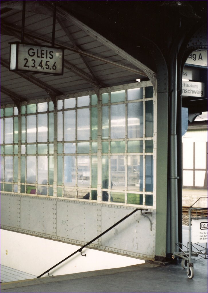 Aachen Hauptbahnhof by Roger Grund