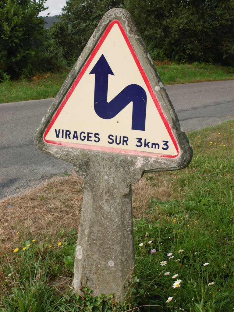 Poteau Michelin - Caurel - virages sur 3 km 3, Côtes d'Armor (22) Bretagne, France. by Marcel Musil