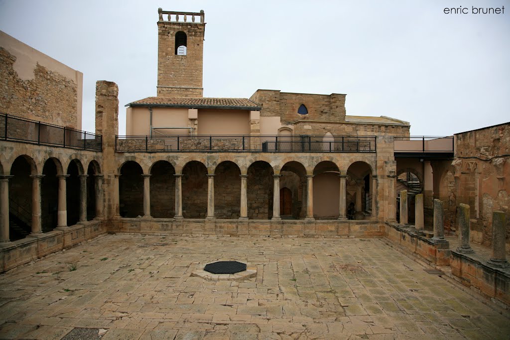 Claustre i campanar ambdòs del (s.XVII) del monestir d'Avinganya by enric brunet