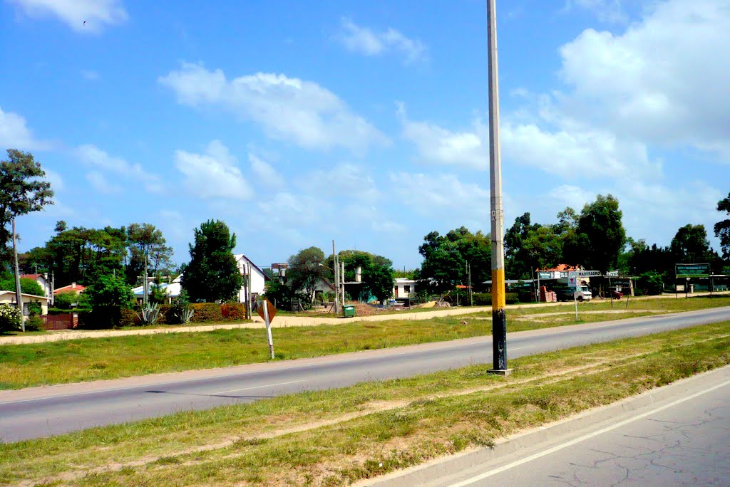 Vista del lado Sur de La Ciudad de la Costa desde Avenida Giannattasio by servicioti