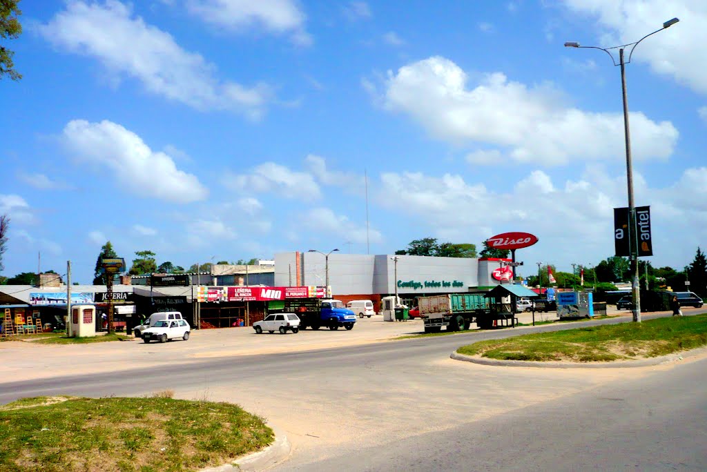 Supermercado Disco. Vista del lado Sur de La Ciudad de la Costa desde Avenida Giannattasio by servicioti