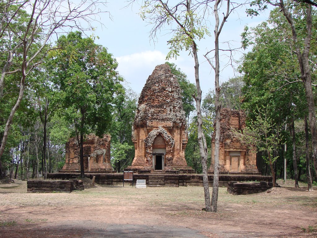 Prang Ku Boran by Lek