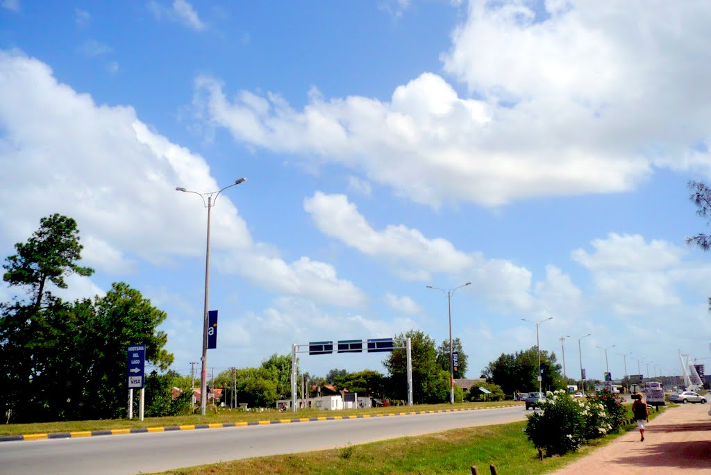 Vista del lado Sur de La Ciudad de la Costa desde Avenida Giannattasio by servicioti