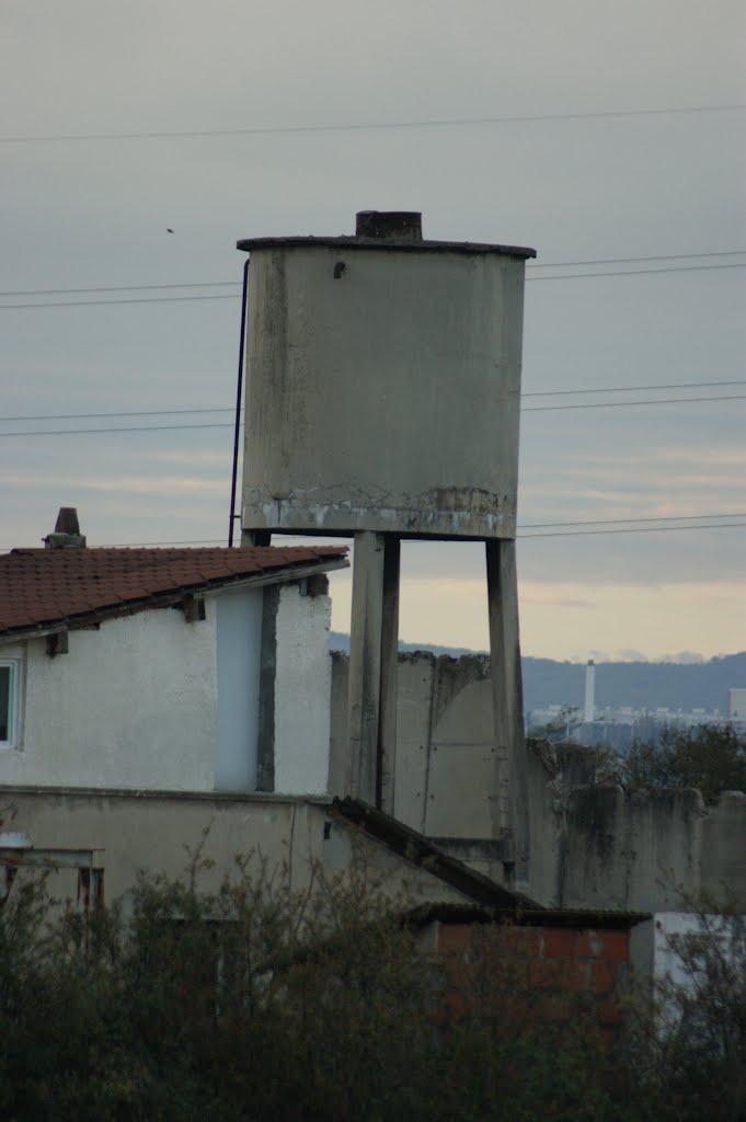 Château d'eau à Vaulx-En-Velin by philetisa