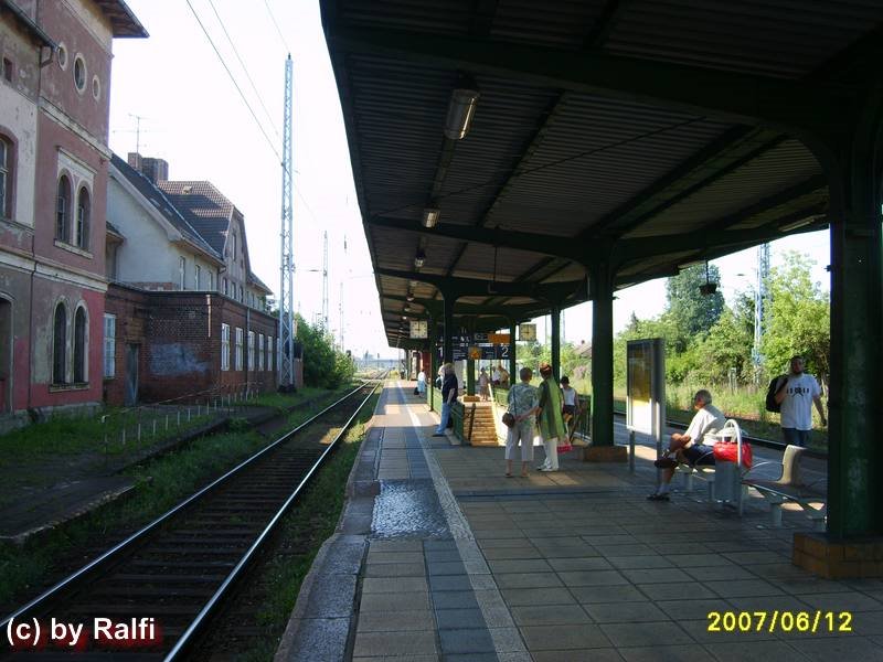 Bahnsteig by Ralf Löhder