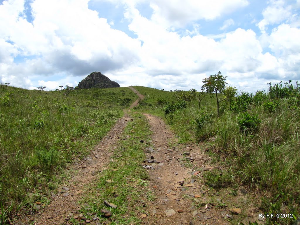 Fim da estradão para a pedra by FERNANDO FREITAS