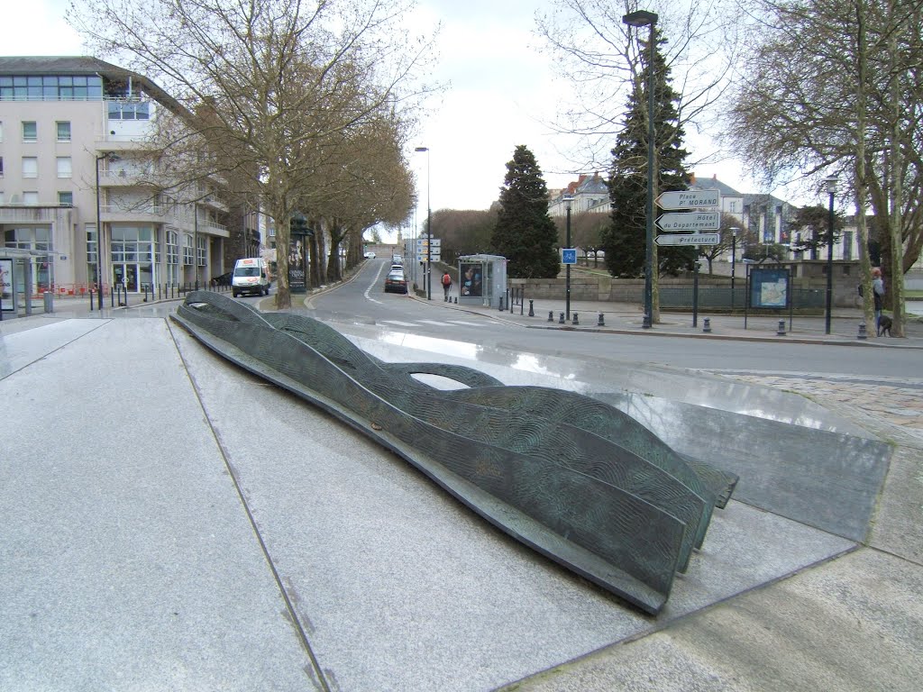 Nantes, place de la Bonde, l'îlot central du rond-point giratoire symbolise l'Erdre by tofil44