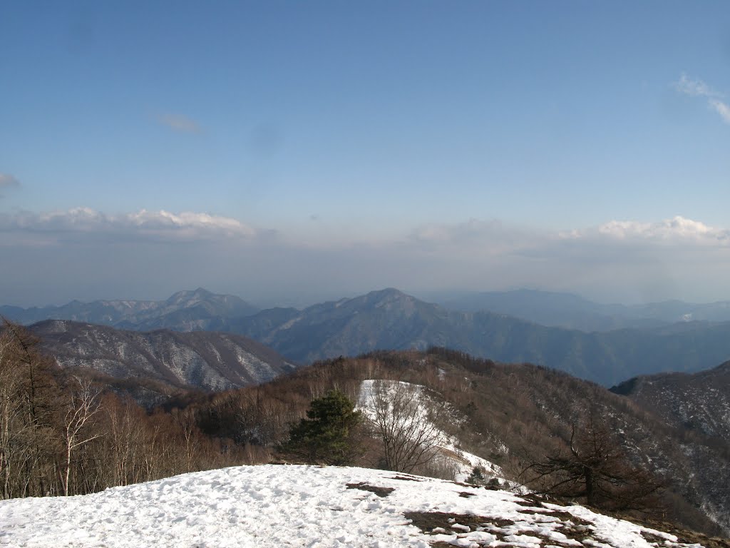 鷹ノ巣山から東を望む（大岳山と御前山） by Gipfel