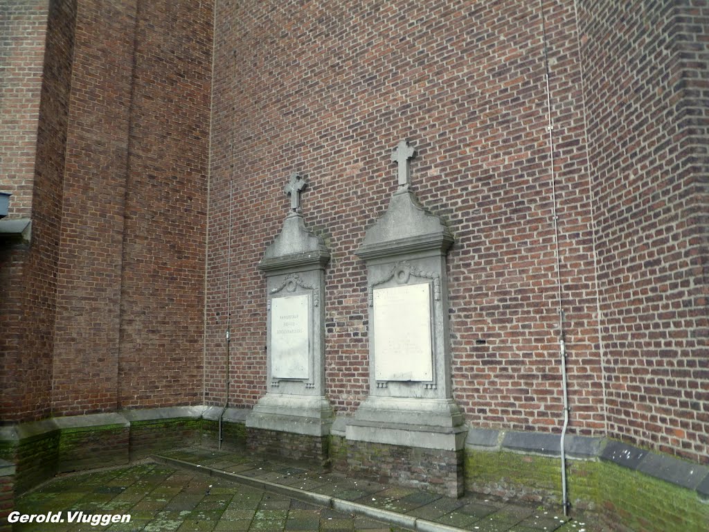 Links naast de Kerk in de Muur Twee Grafstenen...Feb. 2012 by Gerold Vluggen