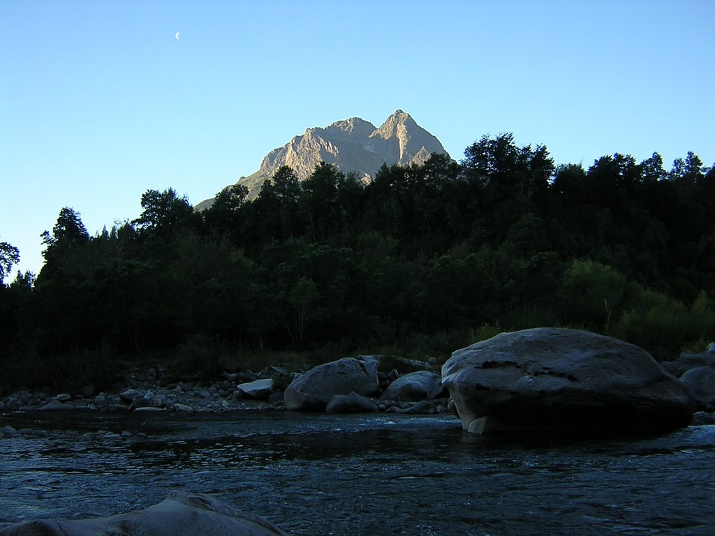 Atardecer en el Rio Queuco by Pablo Zambrano