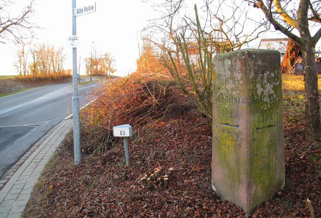 Alter Stein-Wegweiser an der Wenkheimer Straße (K2882) by lebola