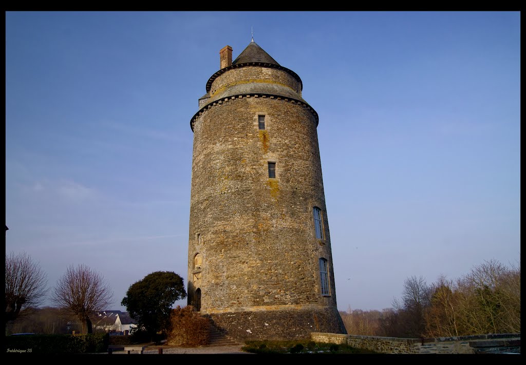 Châteaugiron - Une des tours du Château. by frederique35