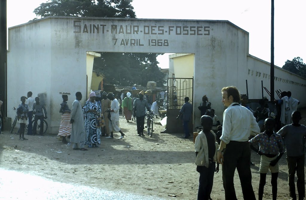 1974 En entrant dans le marché de Ziguinchor by gabolde