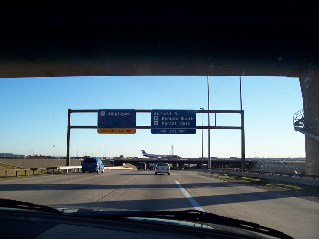 Air Bridge, Dallas-Fort Worth International Airport, Texas, USA (Homi&Diane) by homilimbu