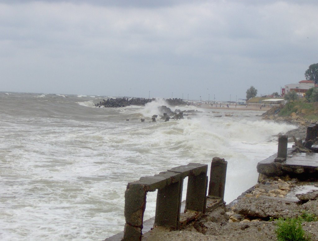 Eforie Sud - waves atac of dig by Catalin Iordachescu