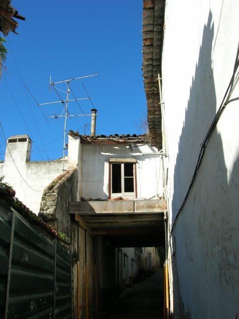 Beneficiência Street Ancient House by Paulo Balinha