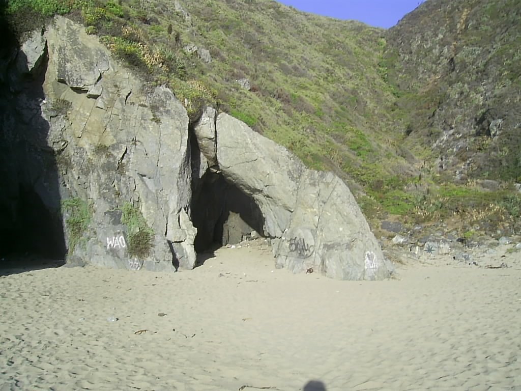 Cuevas de playa Las Docas. by Gerald Foxon