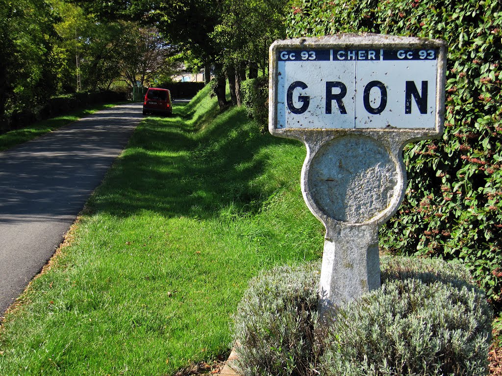 Poteau Michelin - Gron, Cher, Centre, France by Marcel Musil