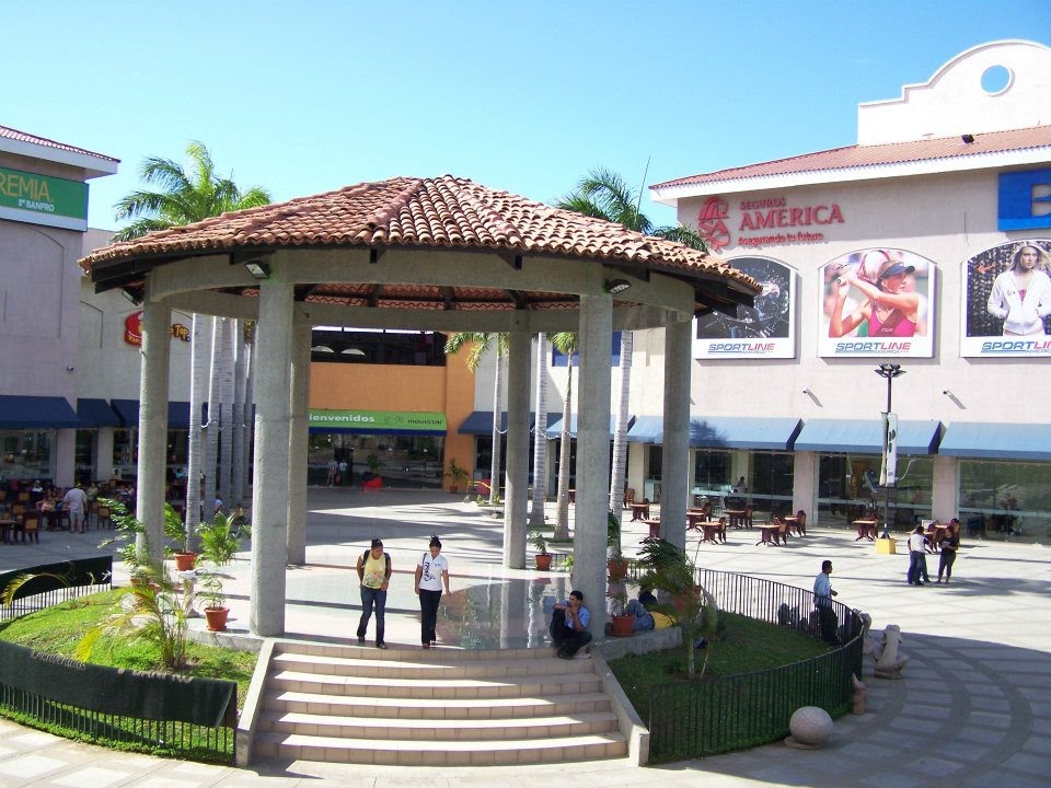 Entrada al Centro Comercial Las Américas, en Bello Horizonte. by Carlos Dávila Borrell