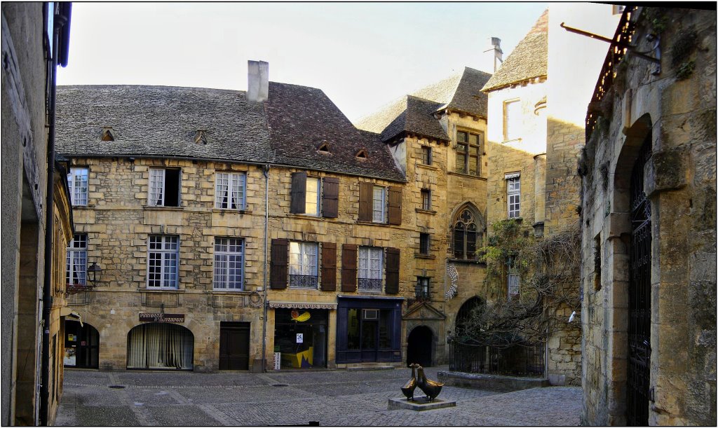 SARLAT l'hiver : Place du Marché aux oies (décembre 2007) by Michel Chanaud