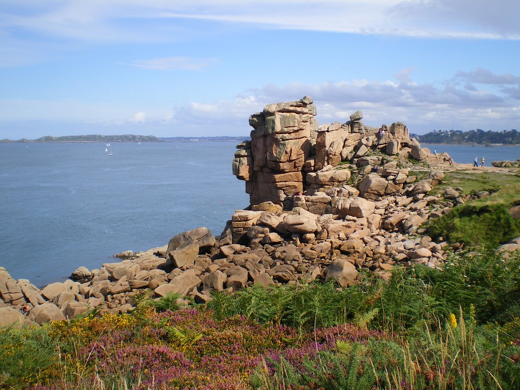 Le Squewel, Ploumanac'h - Bretagne by Gurvan Bourgeron