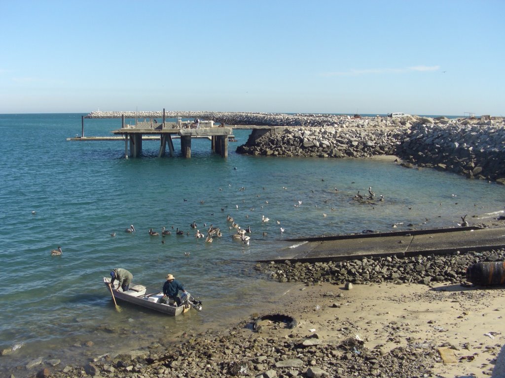 Embarcandose en el muelle by Antonio Olivares Guijarro