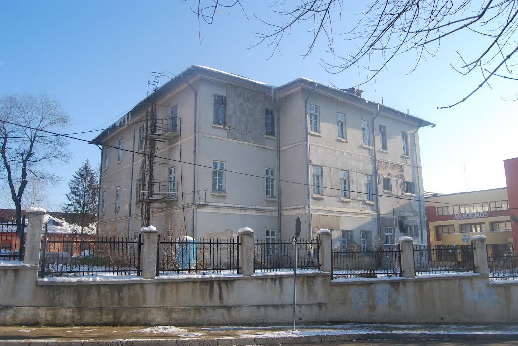 The very old Costache Cananau's house - now belong to The University of Iasi by Losy