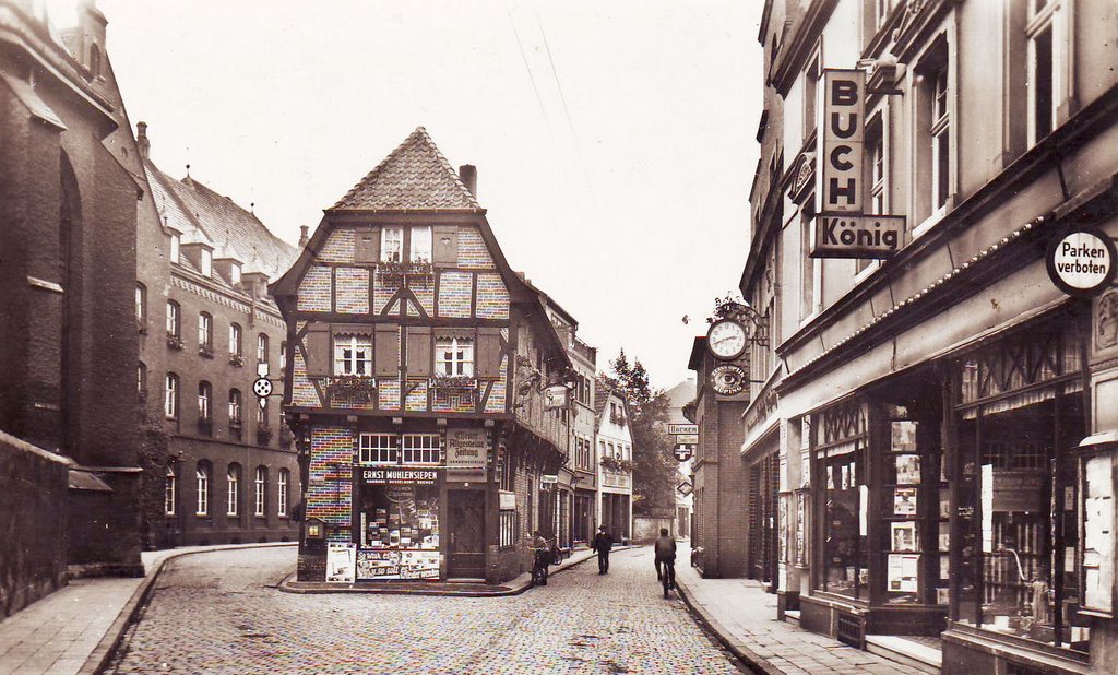 {©RH} Lippestrasse 1935 mit Blick auf das "Meiersche Haus", Nach der Freilegung des Fachwerks und Restaurierung durch Leopold Meyer wurde dieses Haus des Drubbels ein begehrtes Motiv für Photographen und Maler by Reinhard H.